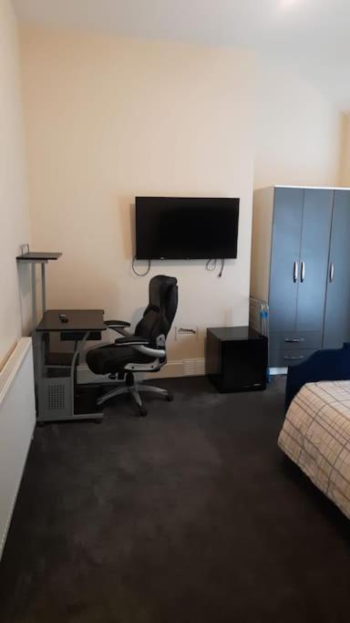 Lovely Bedroom With Shared Kitchen & Bathroom Free Parking Walsall Exterior foto