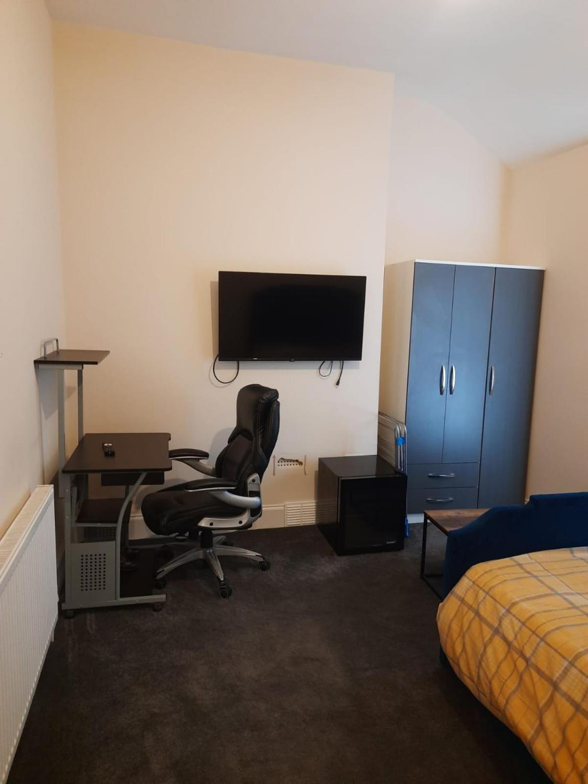 Lovely Bedroom With Shared Kitchen & Bathroom Free Parking Walsall Exterior foto